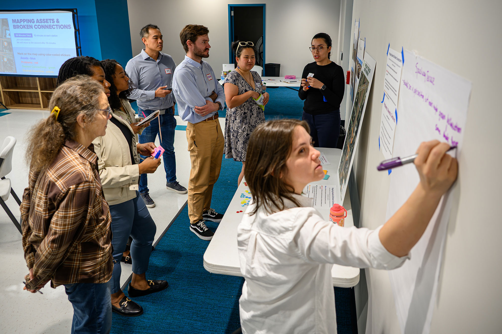 Angelica Carey of Innovate Memphis leads a group through a feedback exercise at Room In The Inn on March 4.
